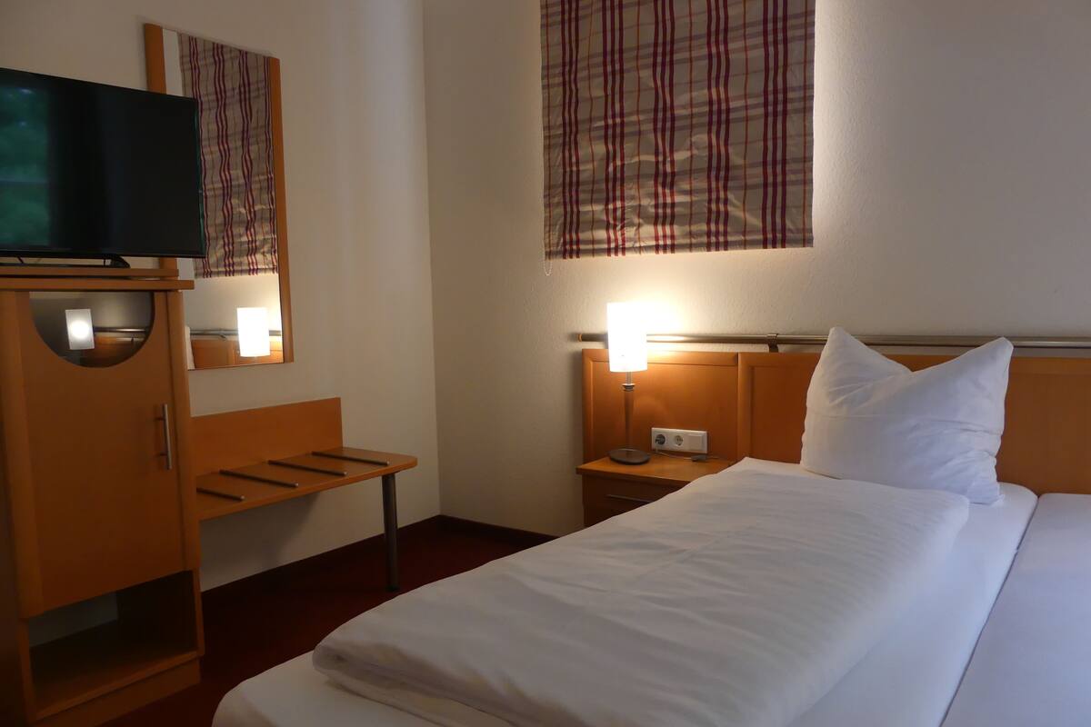 Triple Room, Private Bathroom | Blackout drapes, soundproofing, cribs (free), WiFi (free)