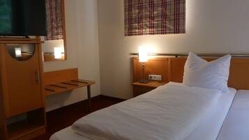 Triple Room, Private Bathroom | Blackout drapes, soundproofing, free cribs/infant beds, free WiFi