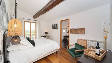 Comfort tweepersoonskamer | 1 slaapkamer, luxe beddengoed, individueel gedecoreerd, een bureau