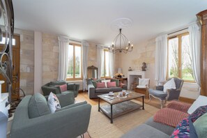 Flat-screen TV - La Maison de Jean (Saint-Androny)