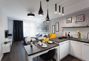 デラックス スタジオスイート | ミニバー、デスク、防音設備、アイロン / アイロン台