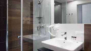 Studiosuite – deluxe | Bad | Dusj, toalettartikler (inkludert), hårføner og badekåper
