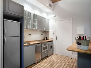 Apartamento de lujo, 1 habitación | Cocina privada | Frigorífico grande, microondas, horno y placa de cocina