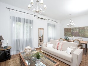 Apartamento de lujo, 1 habitación | Sala de estar | Una televisión de pantalla plana, una estación de conexión para iPod