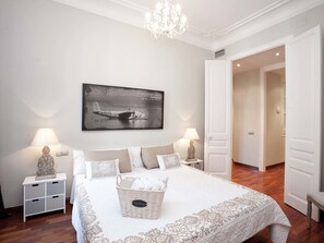 Minibar, in-room safe, individually decorated, individually furnished - BCN Rambla Catalunya Apartments (Barcelona)