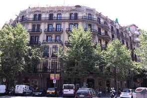 Front of property - BCN Rambla Catalunya Apartments (Barcelona)