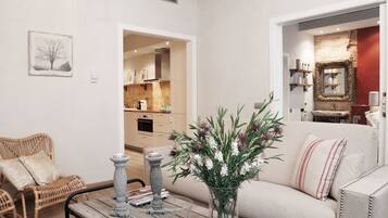 Apartamento de lujo, 1 habitación | Sala de estar | Una televisión de pantalla plana, una estación de conexión para iPod