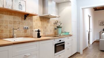 Refrigerador con freezer, microondas, horno, placa de cocina