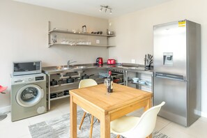 Refrigerador con congelador, microondas, horno y parrilla de estufa 