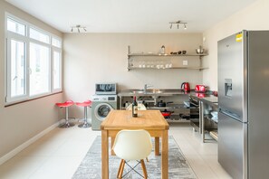 Full-sized fridge, microwave, oven, stovetop