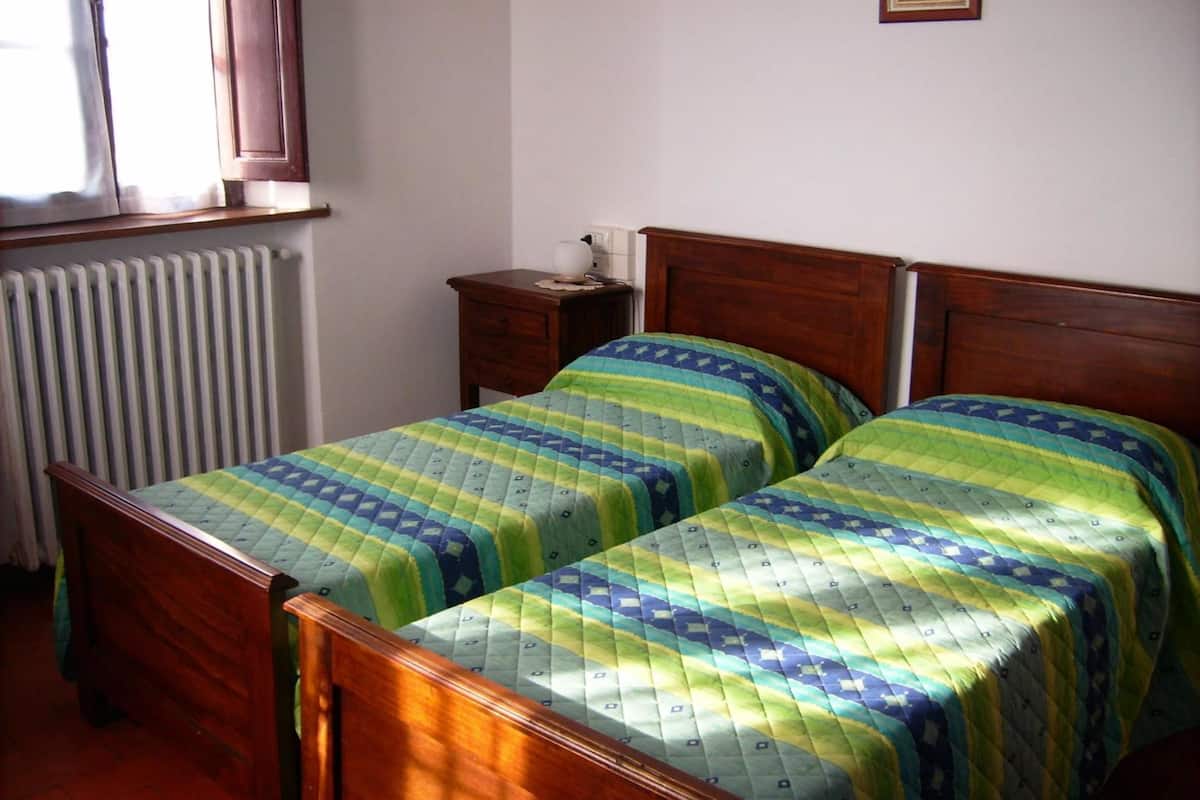 Camera con letto matrimoniale o 2 letti singoli | Una scrivania, Wi-Fi gratuito, lenzuola, accesso in sedia a rotelle