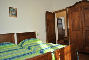 Quarto casal ou duplo | Escrivaninha, Wi-Fi de cortesia, roupa de cama