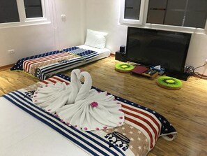 Een minibar, een bureau, een strijkplank/strijkijzer, gratis wifi