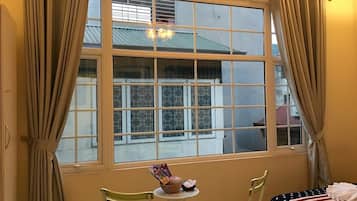 Minibar, escritorio, tabla de planchar con plancha y wifi gratis