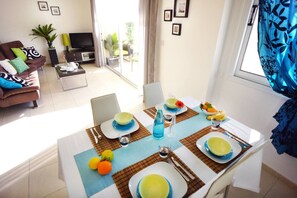 Apartment, 2 Schlafzimmer | Wohnbereich | Flachbildfernseher