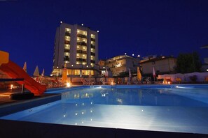 Seasonal outdoor pool, pool umbrellas, pool loungers - Hotel Avila In (Rimini)