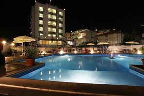 Seasonal outdoor pool, pool umbrellas, pool loungers - Hotel Avila In (Rimini)