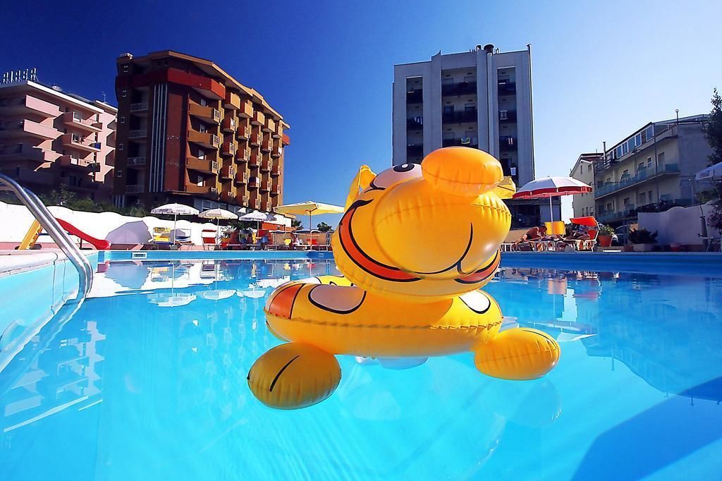 Piscine extérieure (ouverte en saison), parasols de plage