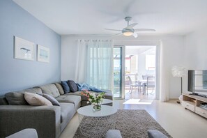 Villa, 3 Schlafzimmer, eigener Pool | Wohnzimmer | 55-Zoll-Flachbildfernseher mit Satellitenempfang, Smart-TV