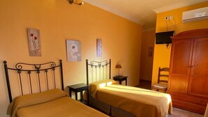 Escritorio, tabla de planchar con plancha, wifi gratis y ropa de cama