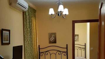 Habitación doble | Escritorio, tabla de planchar con plancha y cunas gratuitas