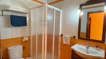 Double Room | Bathroom | Free toiletries, hair dryer (on request), towels