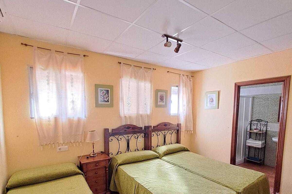Triple Room | Desk, iron/ironing board (on request), WiFi (free)