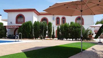 Vista frontal de la propiedad