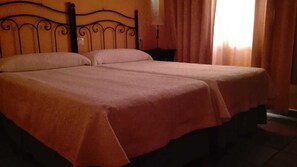 Double Room | Desk, iron/ironing board, free cribs/infant beds, rollaway beds - Hostal Rural Las Lomas (Calanas)