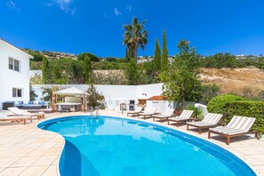 Outdoor pool, pool umbrellas, pool loungers - Villa Atlantica (Pegeia)