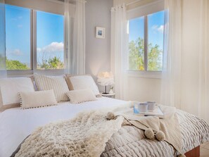 5 bedrooms, in-room safe, iron/ironing board, cots/infant beds - Villa Atlantica (Pegeia)