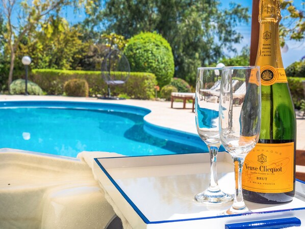 Außenpool, Sonnenschirme, Liegestühle