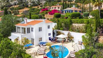 Vila, 5 quartos, piscina particular | Terraço/pátio