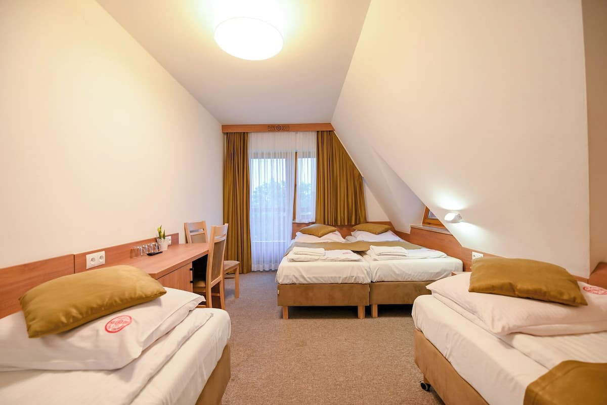Quadruple Room | Desk, free WiFi, wheelchair access