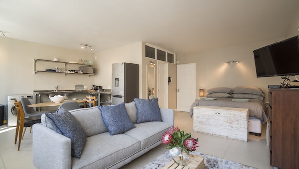 Design Studio Suite, City View | Living area - Senator Park Suite 6 (Cape Town)