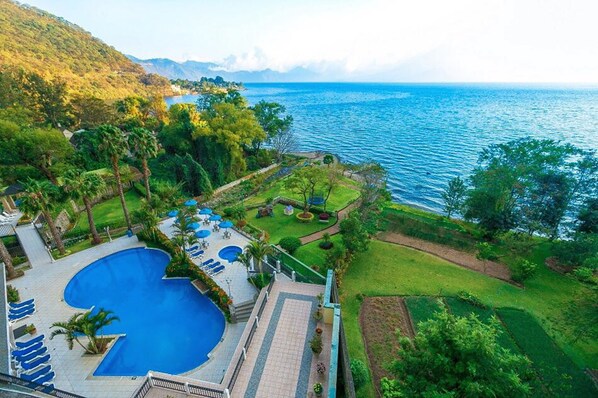 Outdoor pool, open 9:00 AM to 9:00 PM, pool umbrellas, pool loungers - Torres de Atitlan (Sololá)