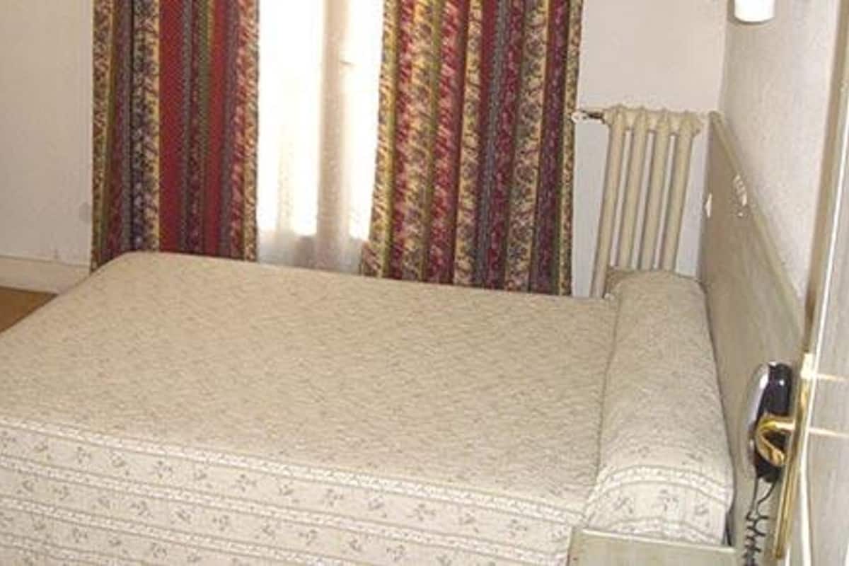 Habitación doble | Tabla de planchar con plancha, wifi gratis y ropa de cama