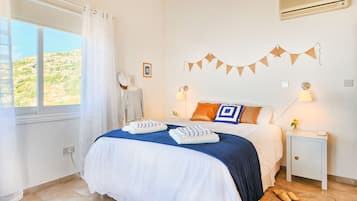 Vila, 4 quartos, piscina particular | 4 quartos, cofres nos quartos, ferros/tábuas de passar roupa