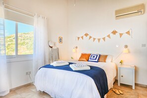 4 bedrooms, in-room safe, iron/ironing board, cots/infant beds - Villa Captains (Pegeia)
