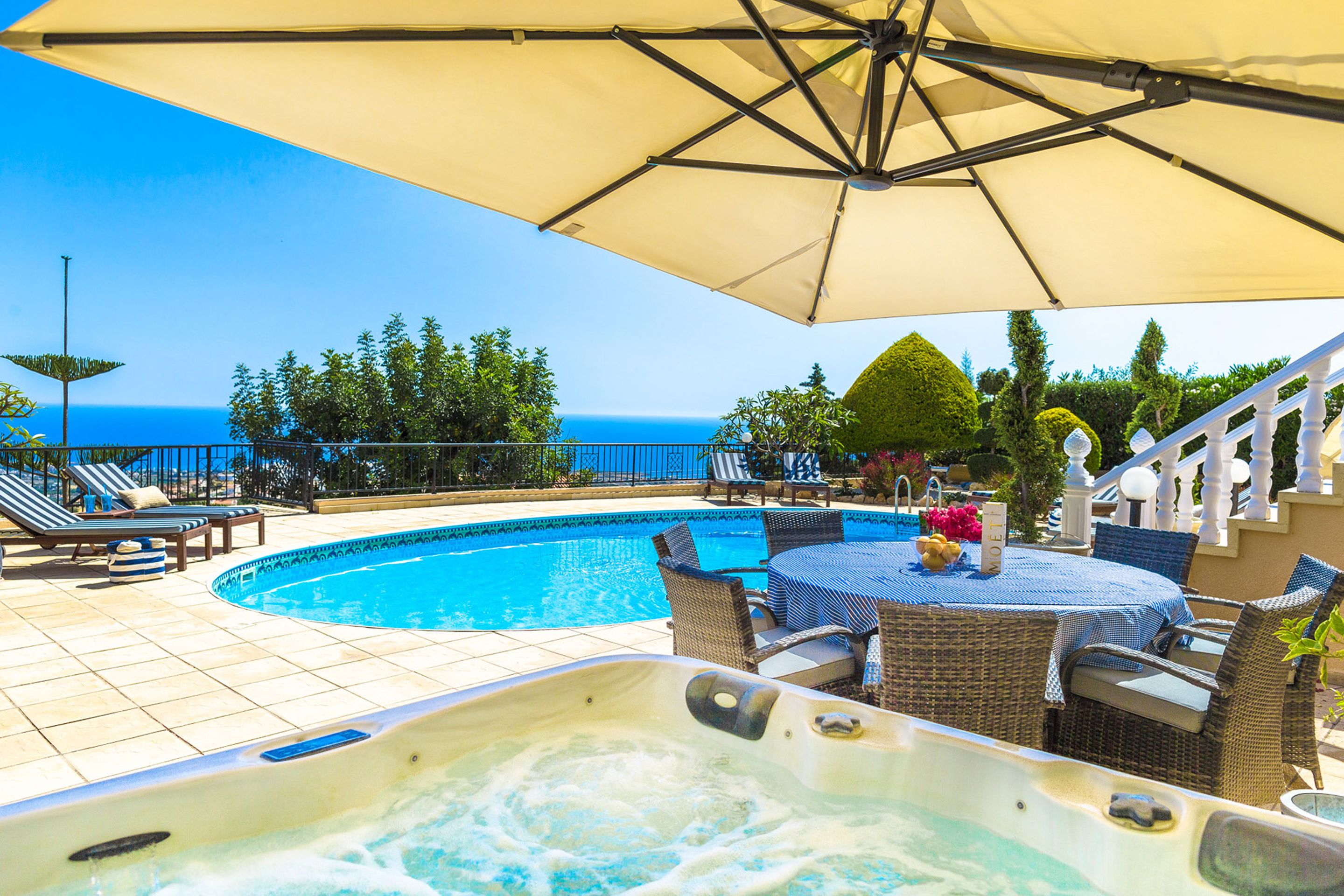 حمّام سباحة خارجي، مظلات على حمّام السباحة، مقاعد للتشمس