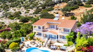 A two-story house with a swimming pool, outdoor furniture, and a garden. - Villa Captains (Pegeia)