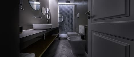 Deluxe Double Room | Bathroom | Free toiletries, hair dryer, bidet, towels