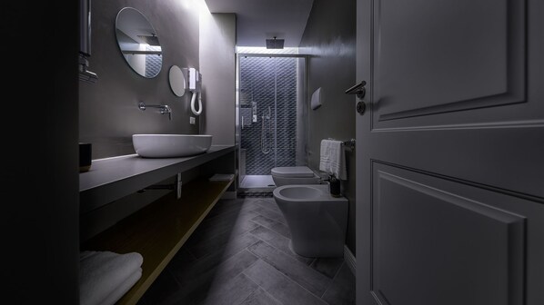 Deluxe Double Room | Bathroom | Free toiletries, hair dryer, bidet, towels
