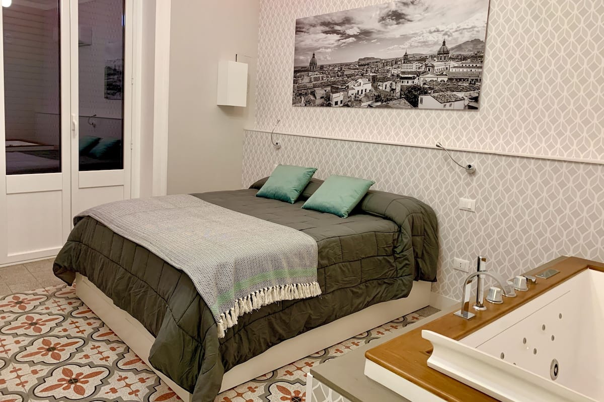 1 habitación, cubrecamas, colchones con efecto memoria y minibar