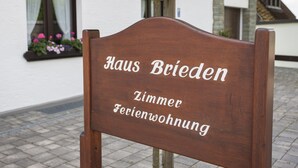 A wooden sign with the text "Haus Brieden Zimmer Ferienwohnung" indicating a room for rent. - Pension Haus Brieden (Winterberg)