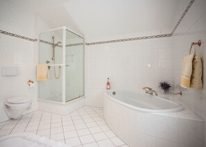 Sèche-cheveux, serviettes fournies, papier toilette