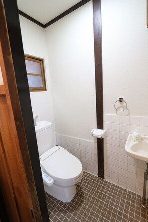 Un bagno piccolo con il water, un lavandino e una finestra.