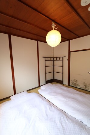 2 bedrooms, desk, blackout curtains, iron/ironing board - Guest House E-Nine (Kyoto)
