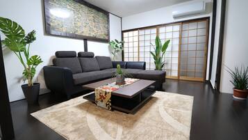 Nhà (Private Vacation Home) | 2 phòng ngủ, bàn, màn/rèm cản sáng, bàn ủi/dụng cụ ủi quần áo