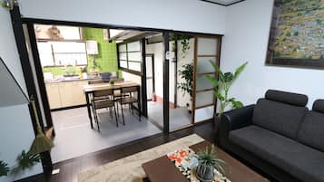 Nhà (Private Vacation Home) | 2 phòng ngủ, bàn, màn/rèm cản sáng, bàn ủi/dụng cụ ủi quần áo